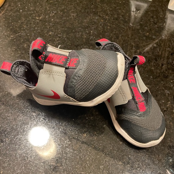 Toddler Nike runners - Picture 4 of 5